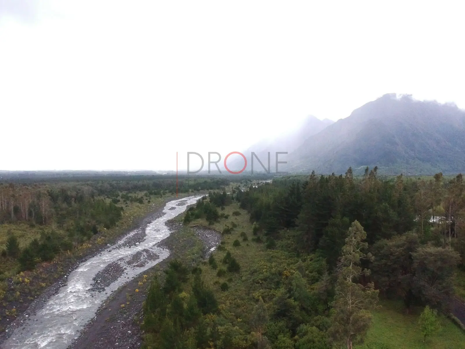 Cordillera envuelta en niebla sobre el valle, Pucón