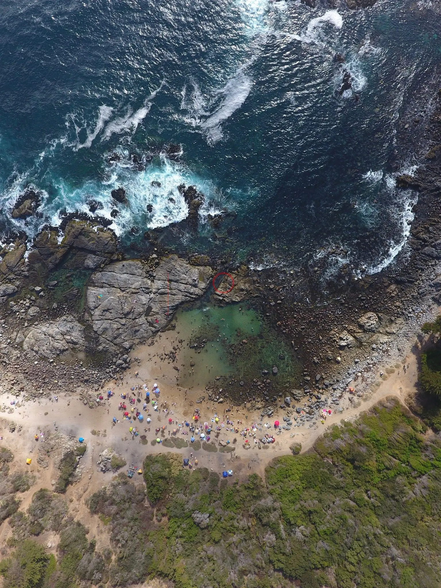 Poza natural y bañistas entre roqueríos, Quintay