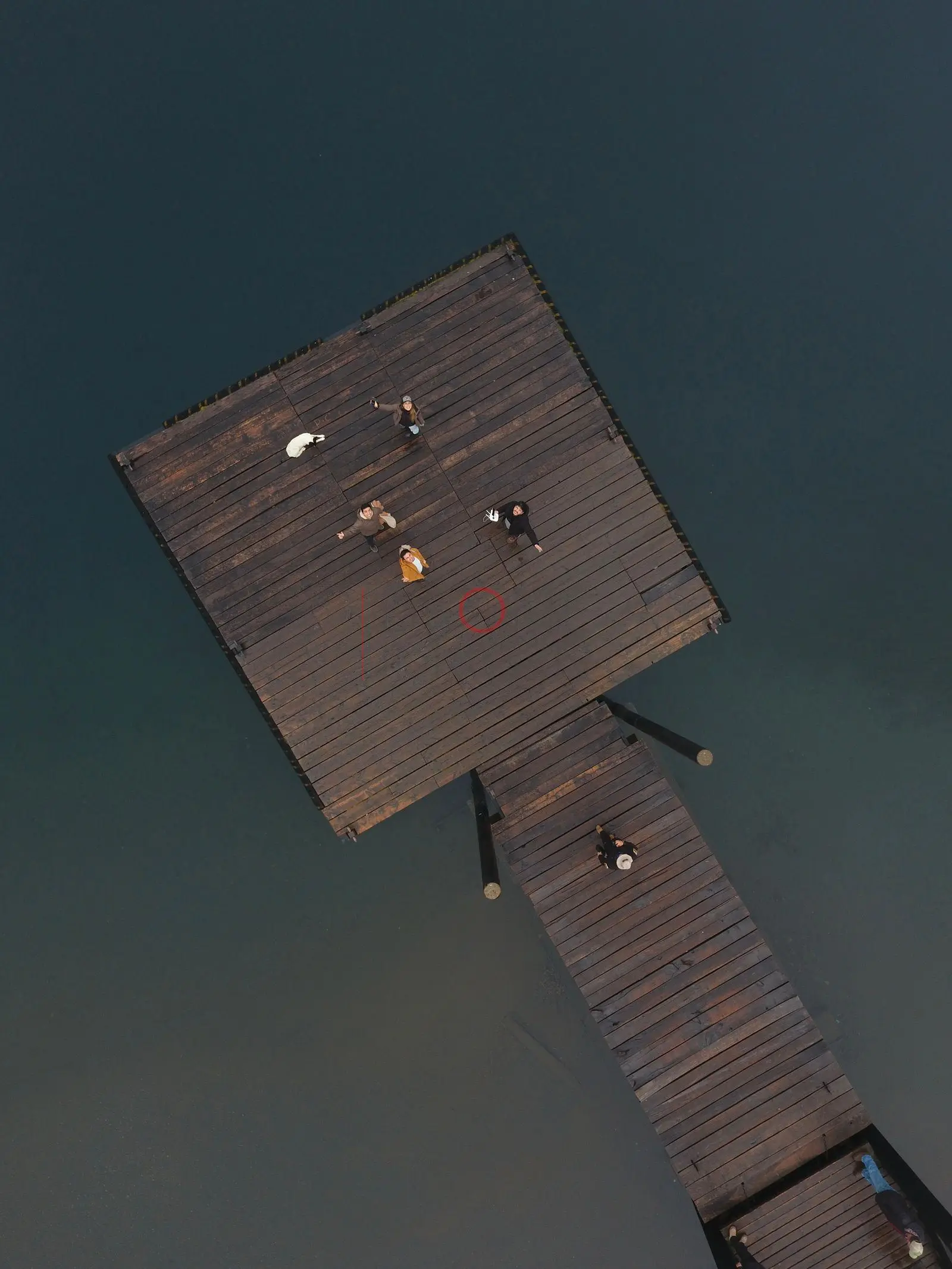 Personas descansando en el muelle, Puerto Fuy — Panguipulli, Chile