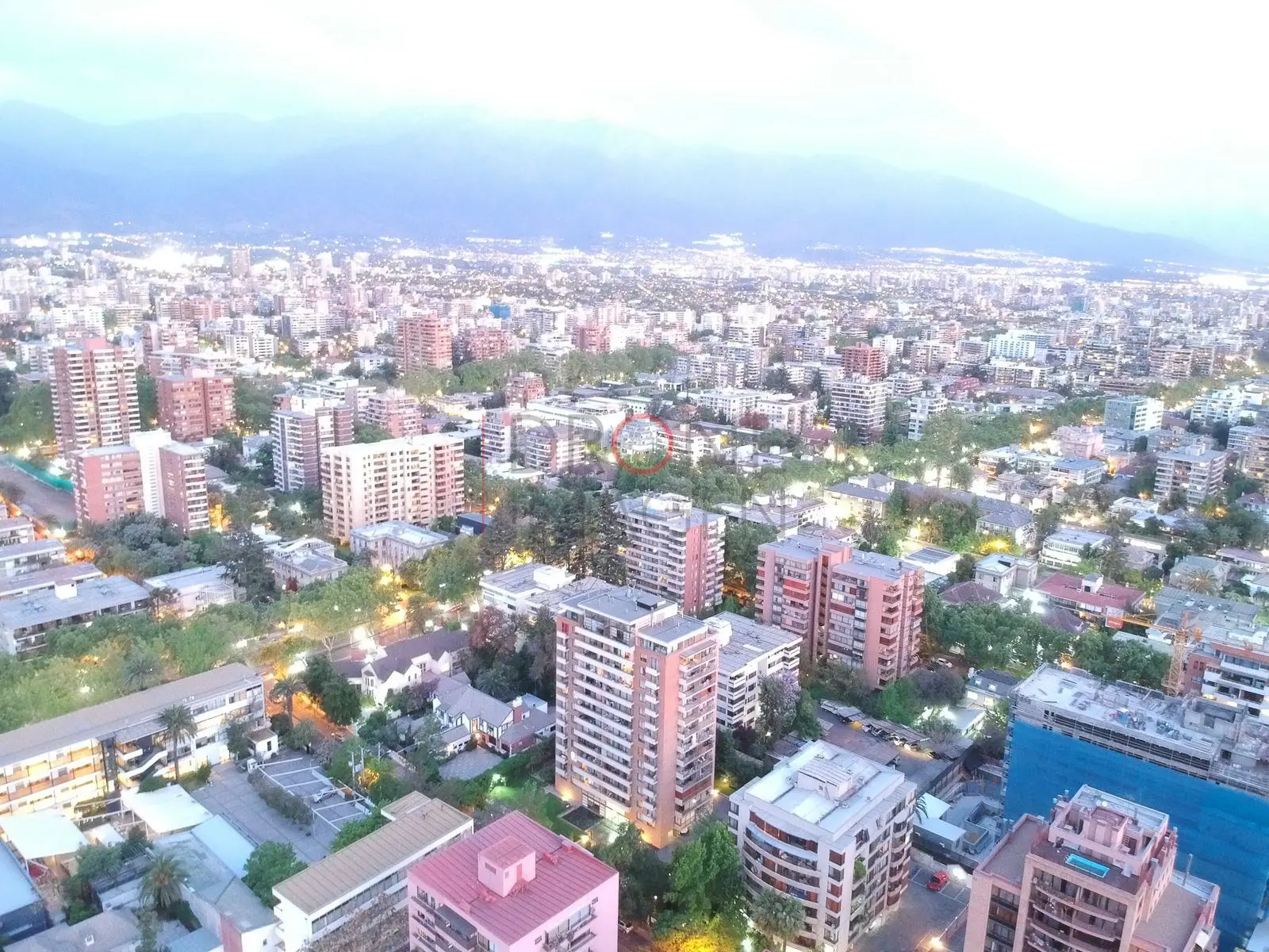 Edificios y piscina al anochecer, Providencia · vista aérea oblicua