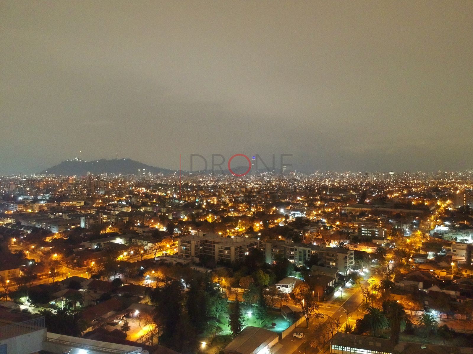 Ciudad de noche con torre de departamentos