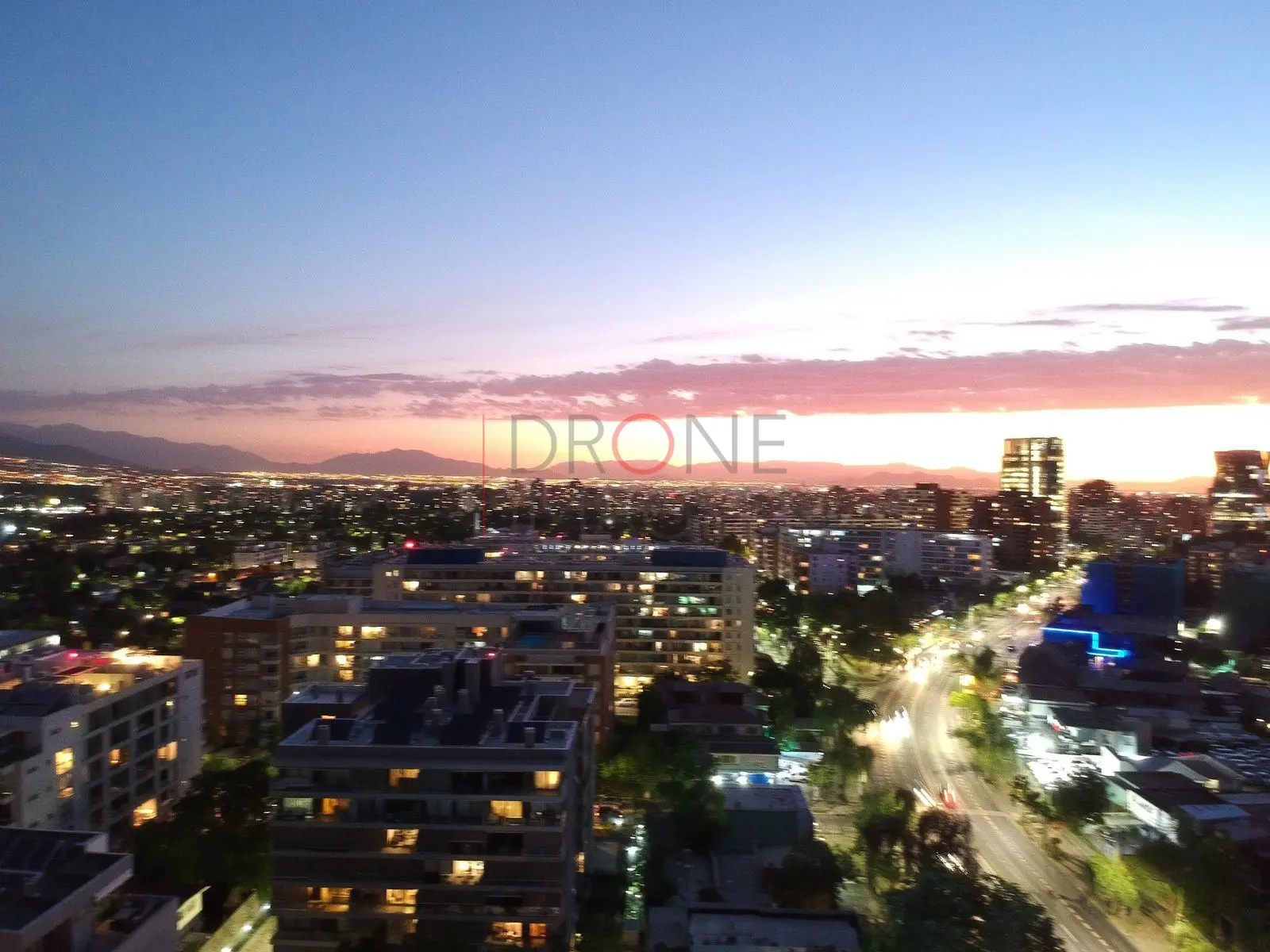 Calles y edificios con cielo de atardecer, Las Condes · vista aérea oblicua