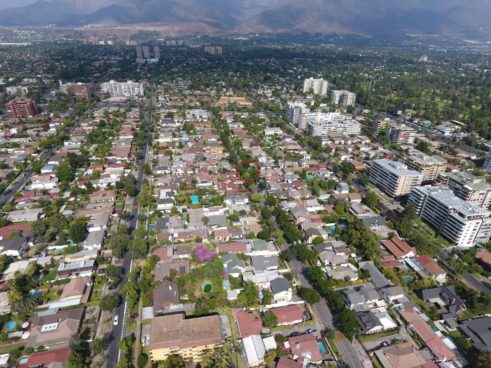 Calles arboladas de un barrio residencial, Las Condes — Santiago, Chile