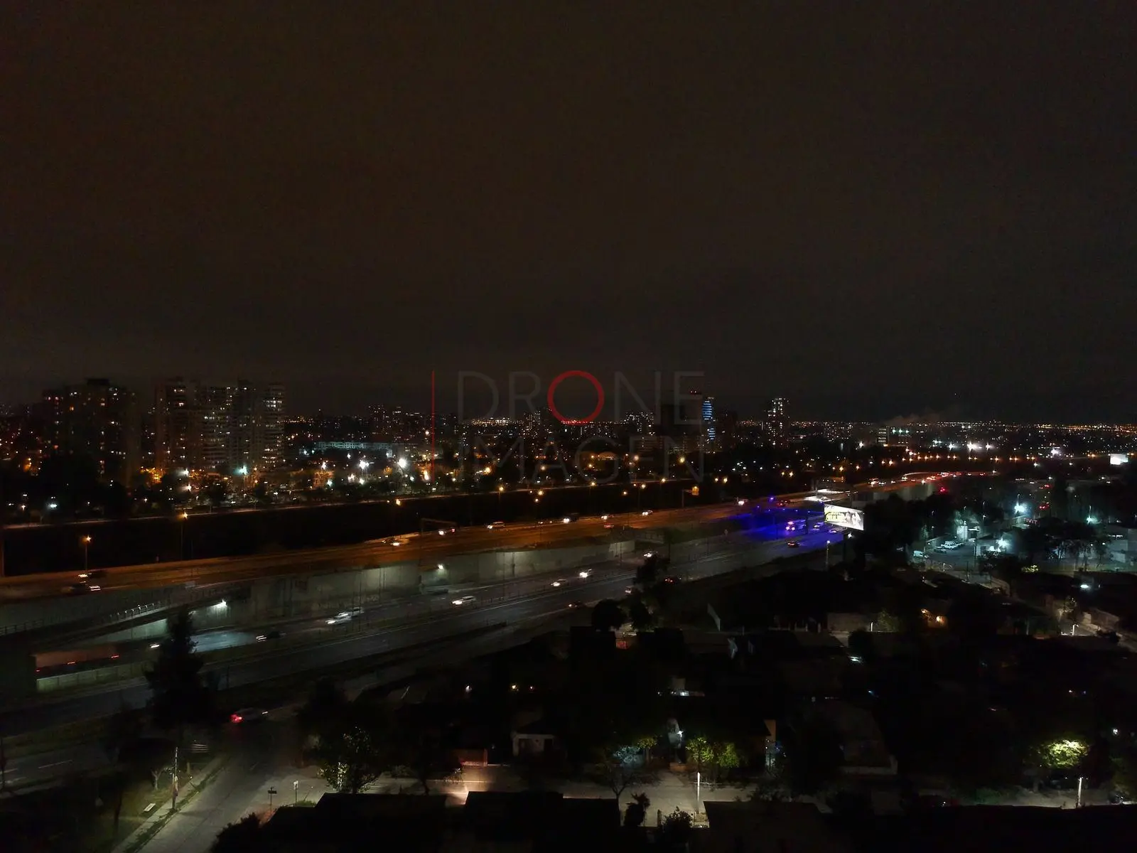 Nudo de autopistas de noche, Independencia · vista aérea oblicua