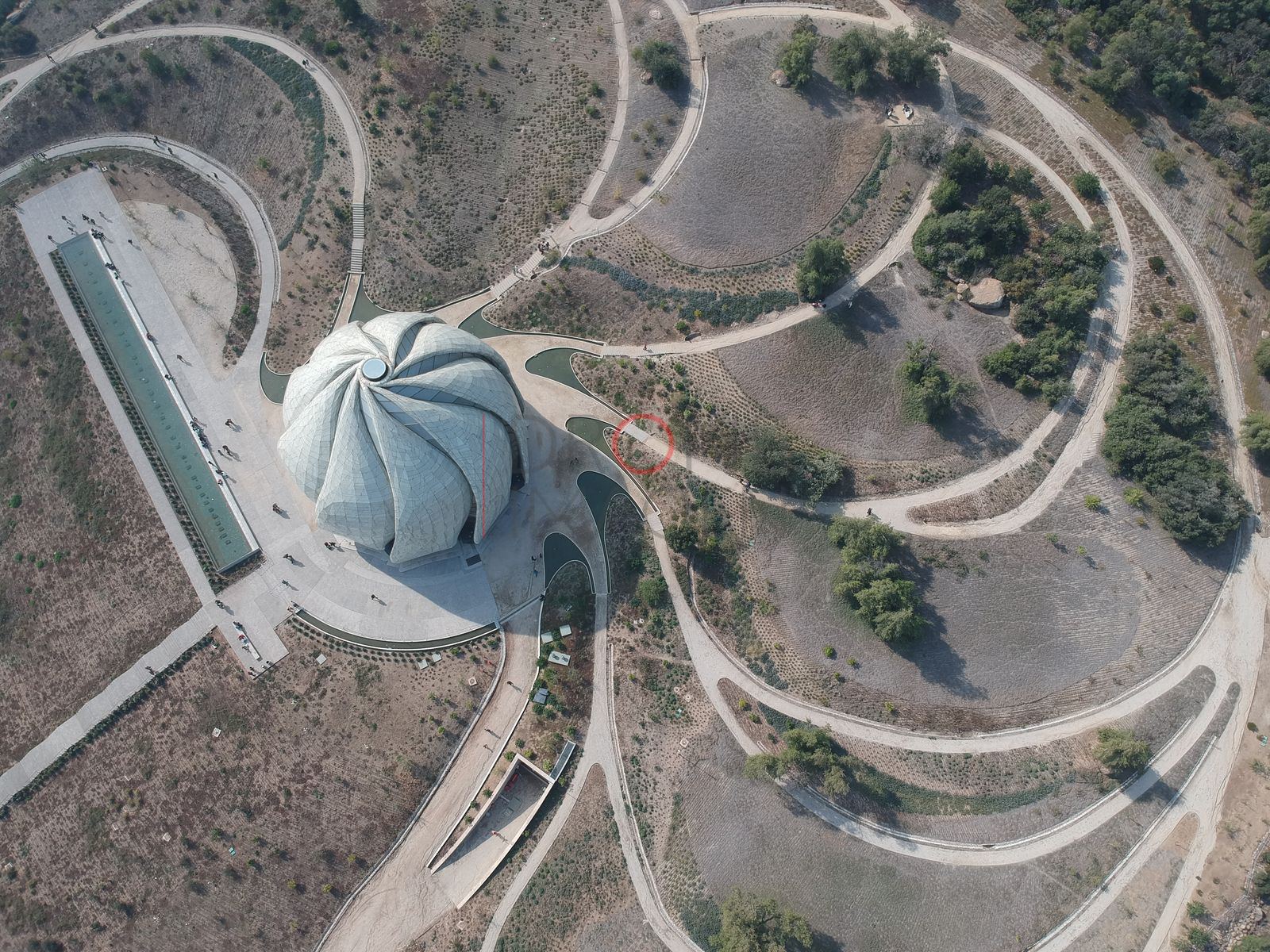 Templo Bahá'í y caminos curvos, Peñalolén
