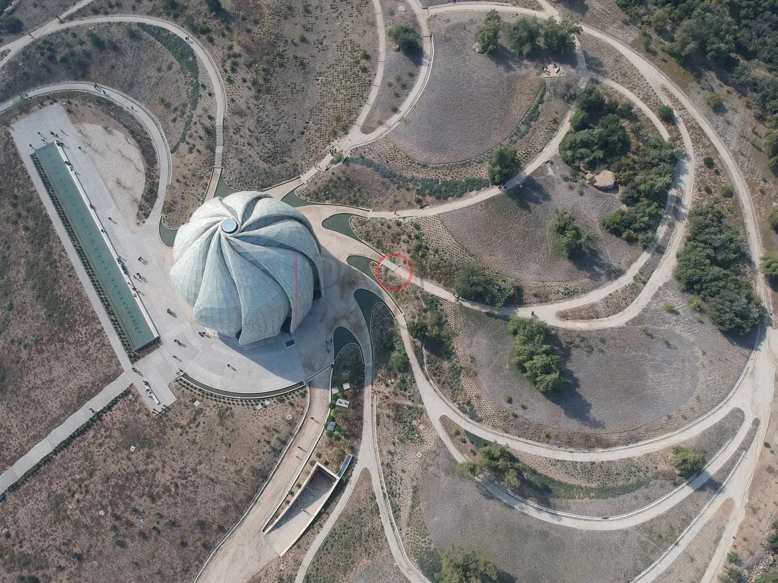 Templo Bahá'í y caminos curvos, Peñalolén · vista cenital