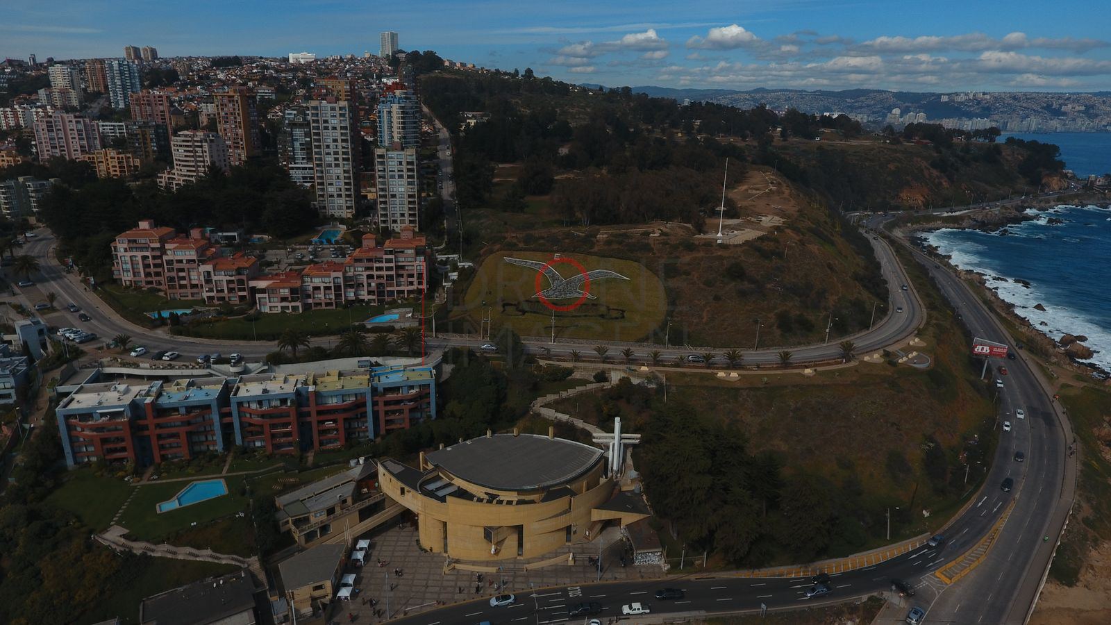 Edificios y áreas verdes junto a la costa, Viña del Mar