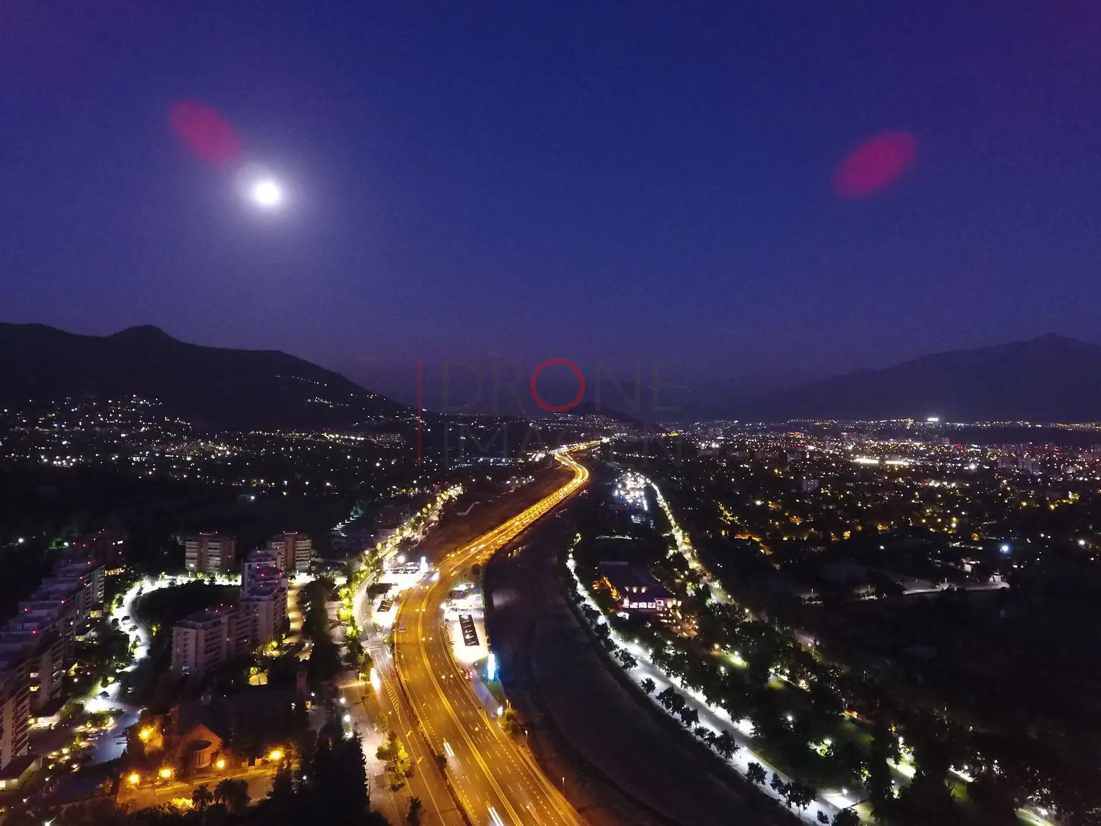Luna llena sobre la autopista, Vitacura — Santiago, Chile