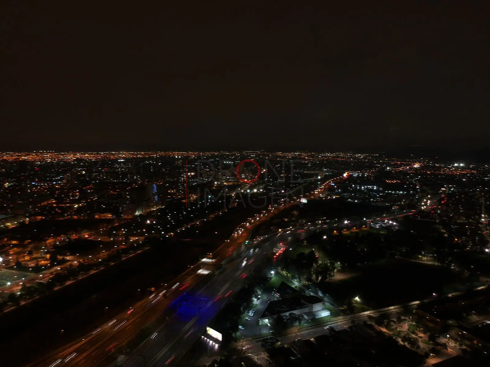 Autopista y luces de noche, Independencia · vista aérea oblicua