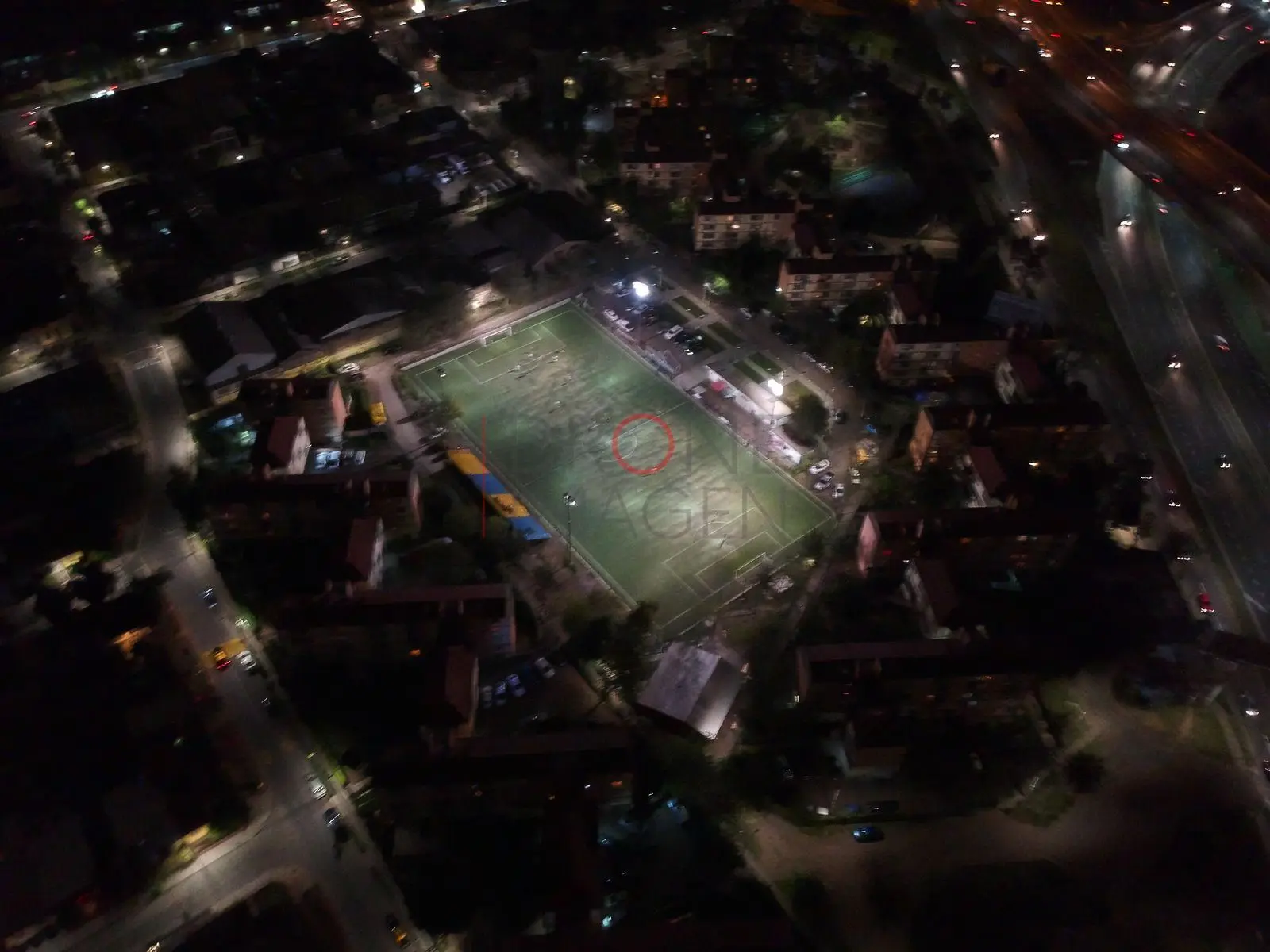 Cancha de fútbol iluminada de noche, Independencia — Santiago, Chile