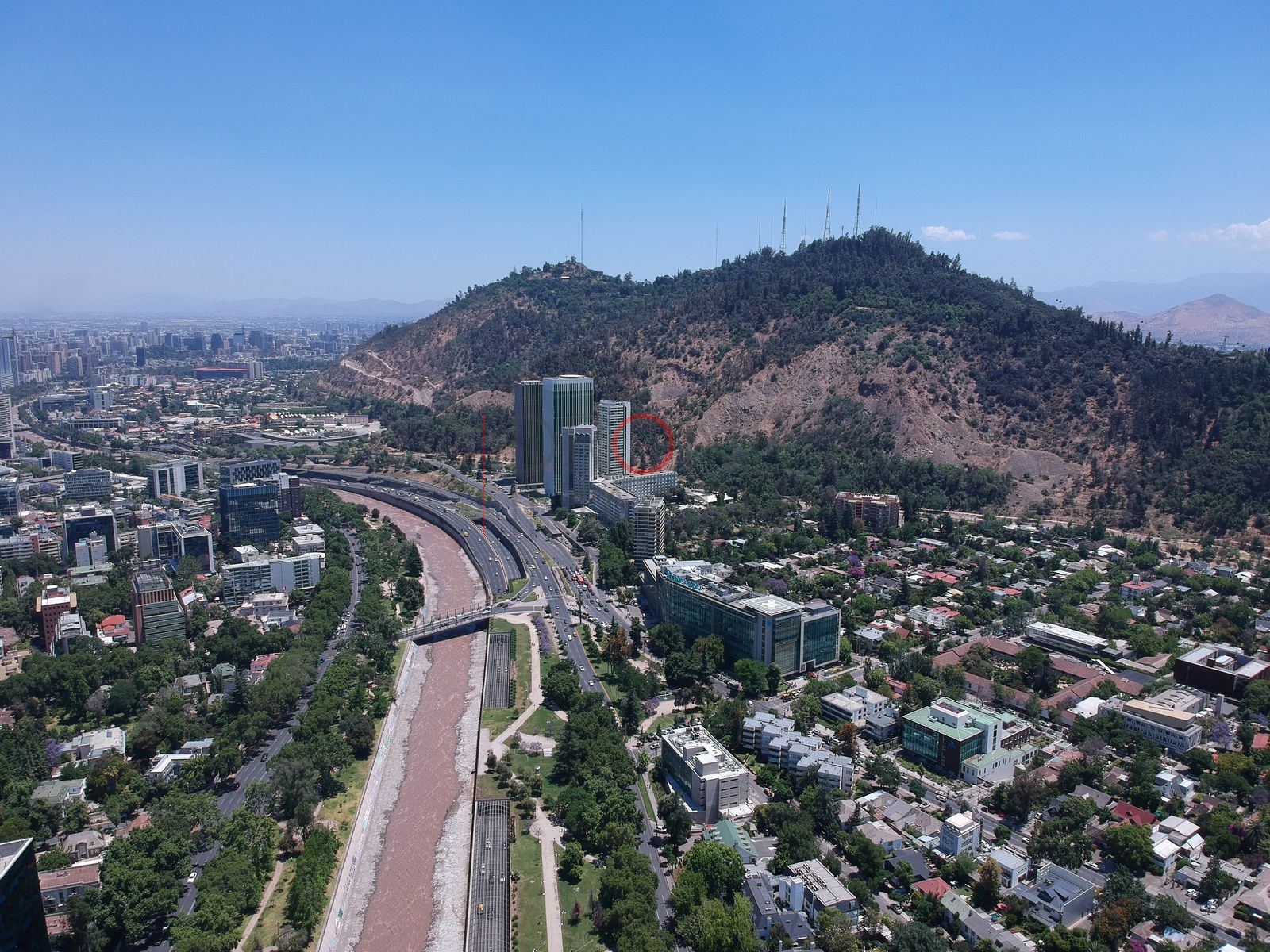 Cerro San Cristóbal y autopista, Providencia