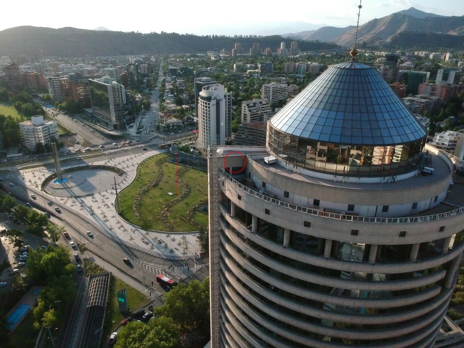 Torre circular y rotonda con áreas verdes, Las Condes