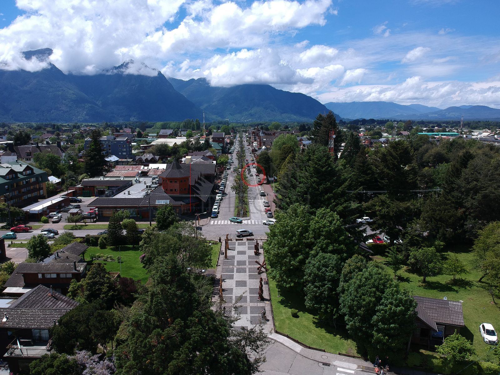 Avenida principal y cordillera, Centro de Pucón