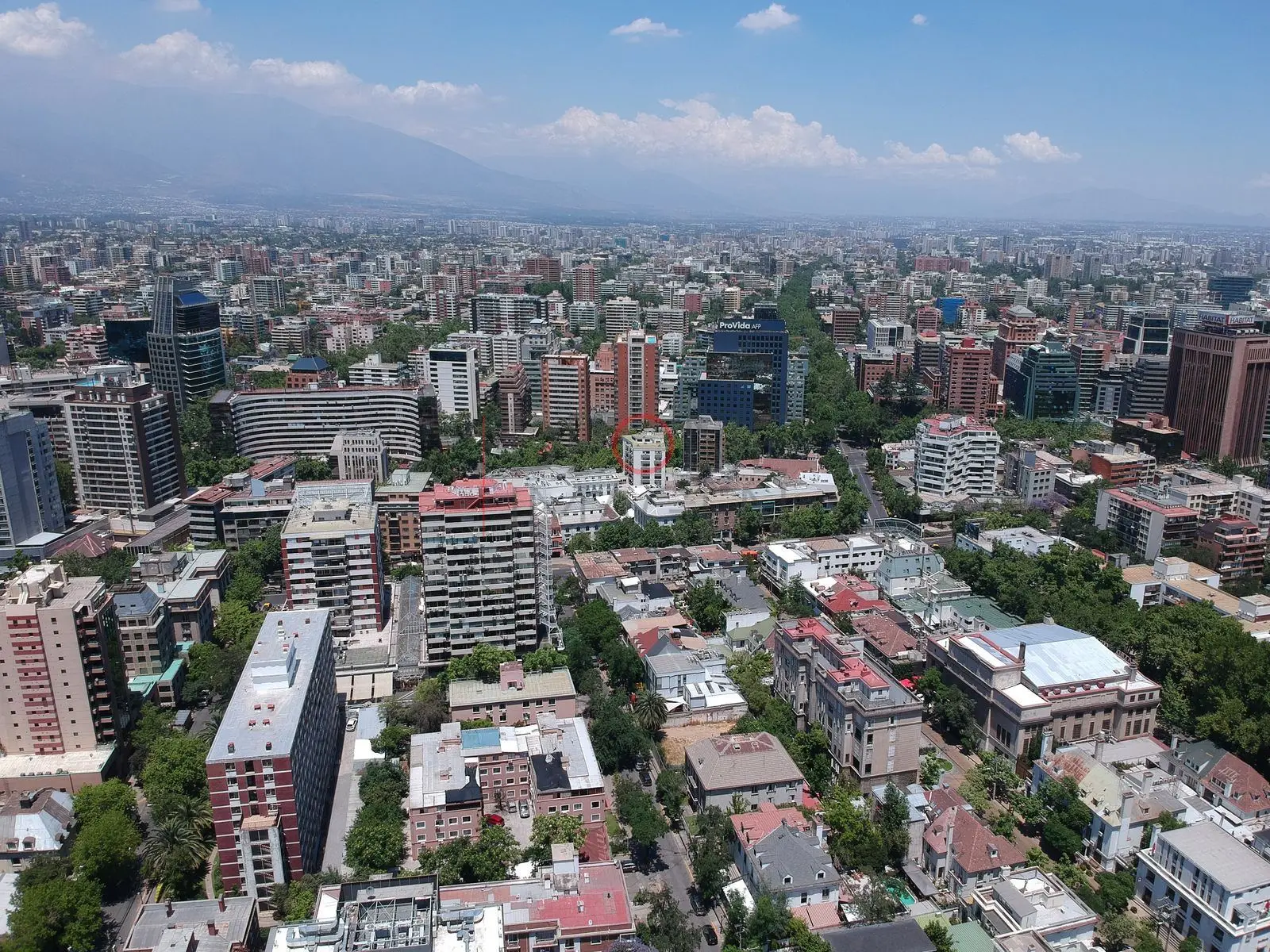 Edificios de Providencia bajo cielo azul
