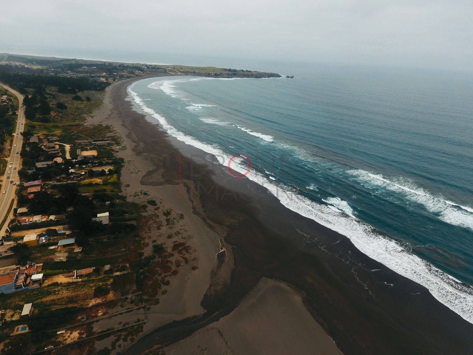 Playa curva y caserío, Pichilemu