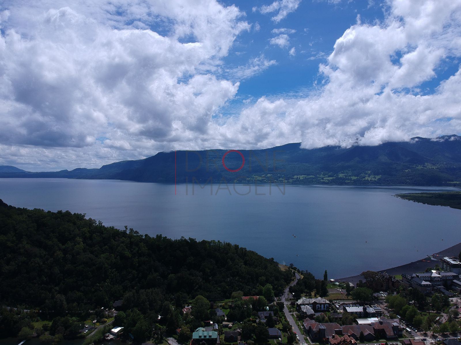 Lago Villarrica y cordillera al horizonte, Centro de Pucón