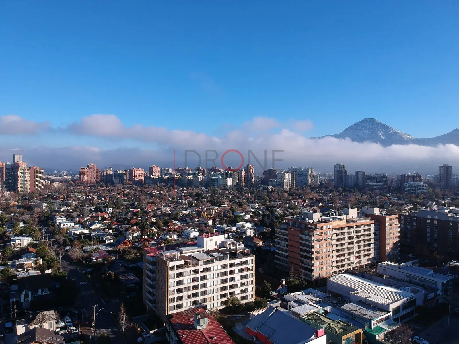 Ciudad y cerros sobre las nubes, Las Condes · vista panorámica