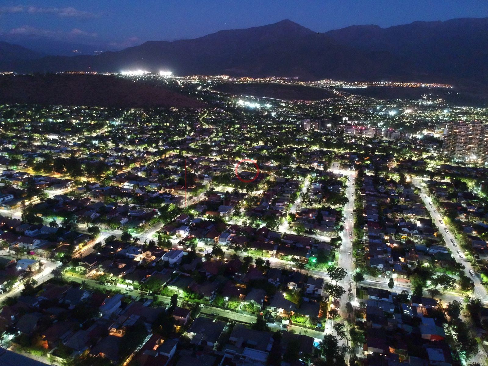 Barrios iluminados bajo la cordillera, Las Condes