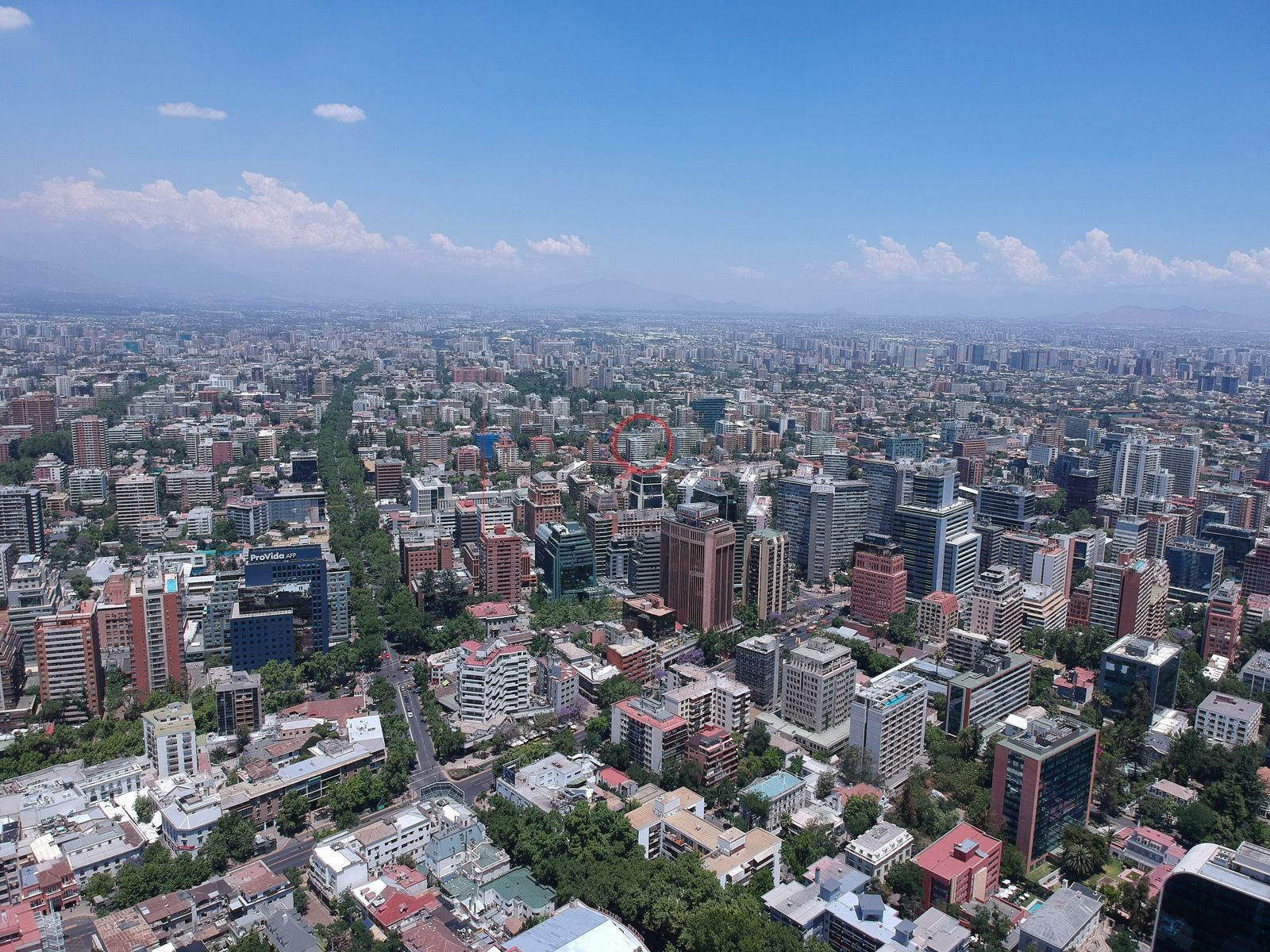 Ciudad y edificios en un día despejado, Providencia