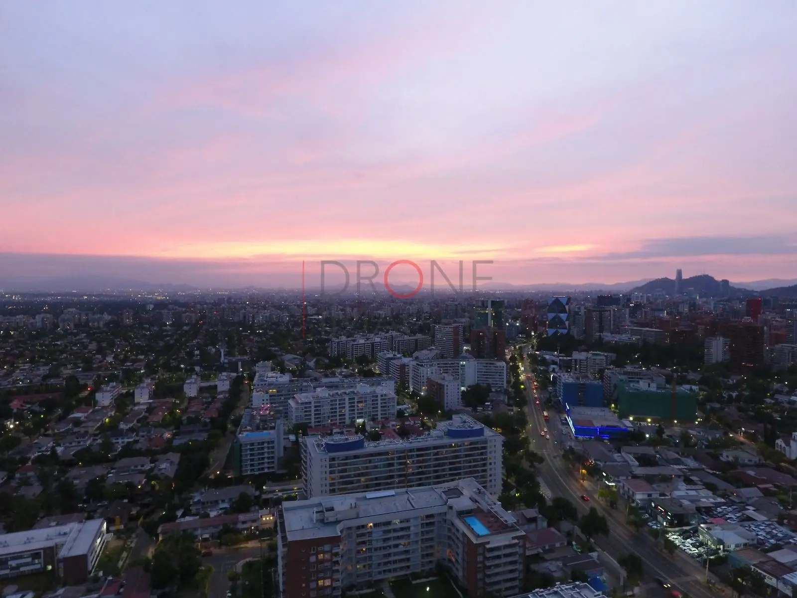 Cielo de atardecer y barrios, Las Condes · vista aérea oblicua