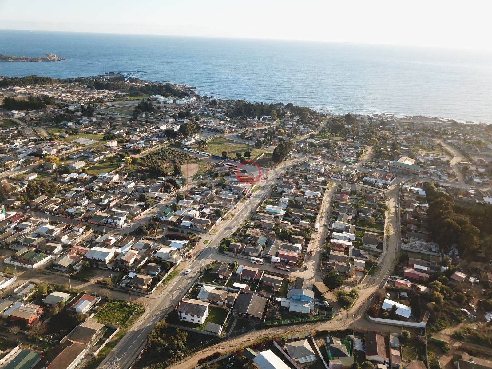 Pueblo costero desde el aire