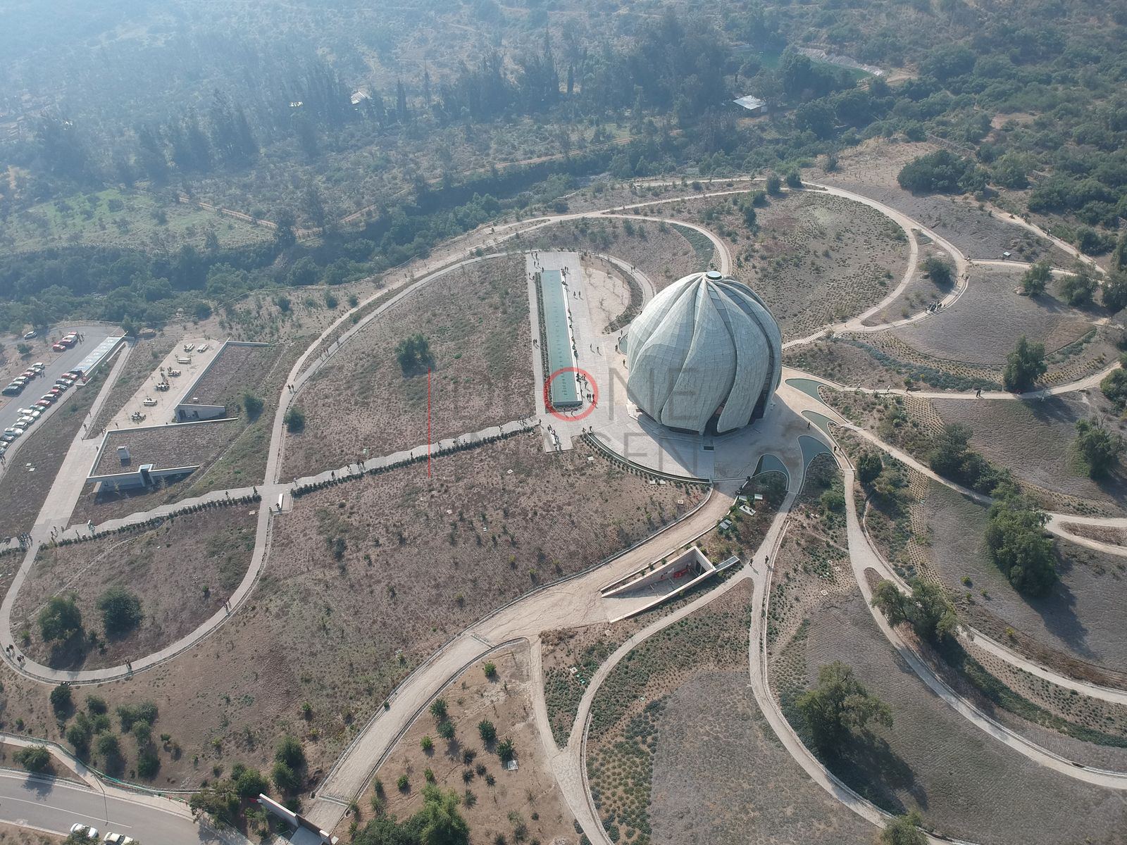 Templo Bahá'í y ladera de la precordillera, Peñalolén