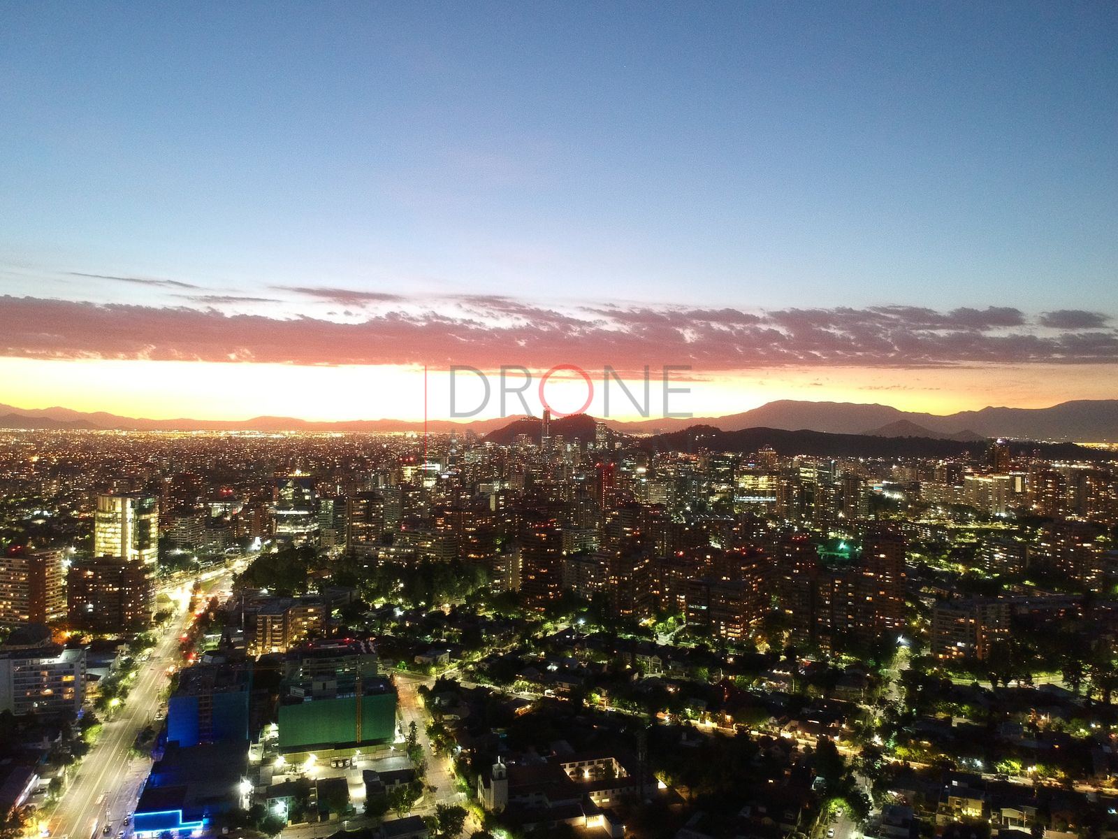 Cielo de atardecer y luces de la ciudad, Las Condes
