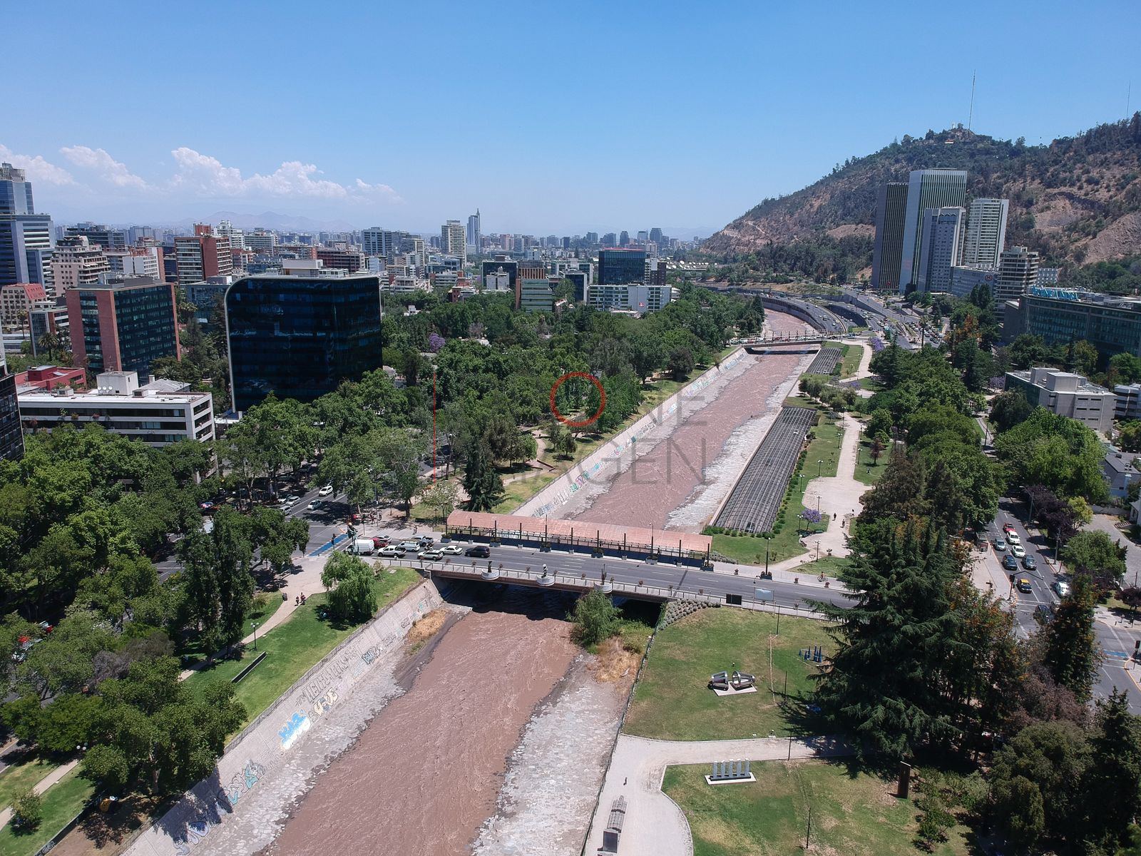 Río Mapocho y puente peatonal, Providencia