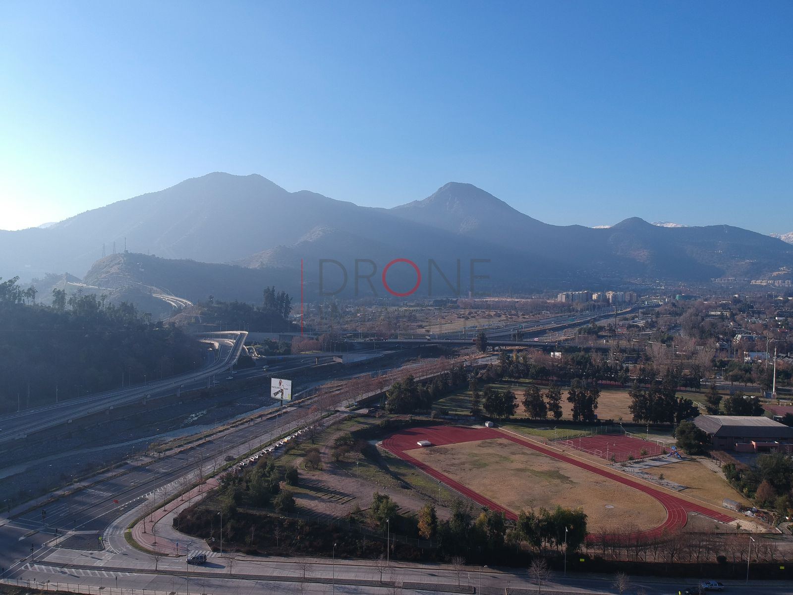 Cordillera y pista de atletismo, Vitacura