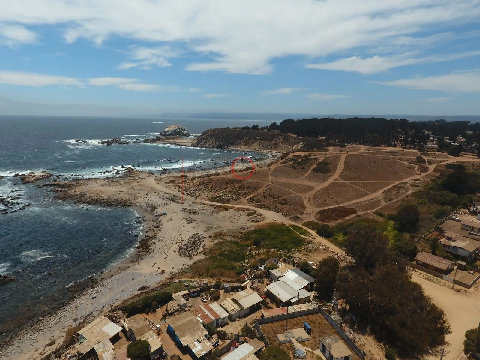 Costa rocosa y caserío, El Quisco