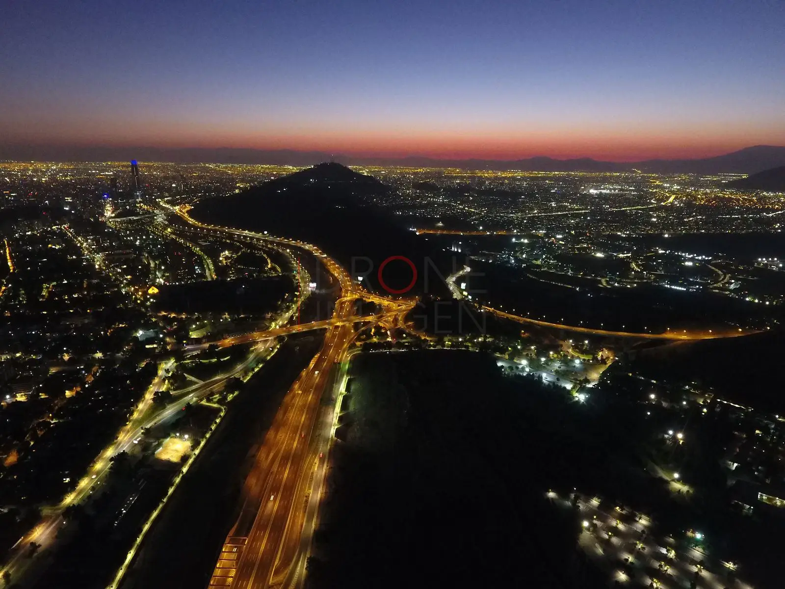 Autopista, cerro y barrios iluminados, Vitacura — Santiago, Chile
