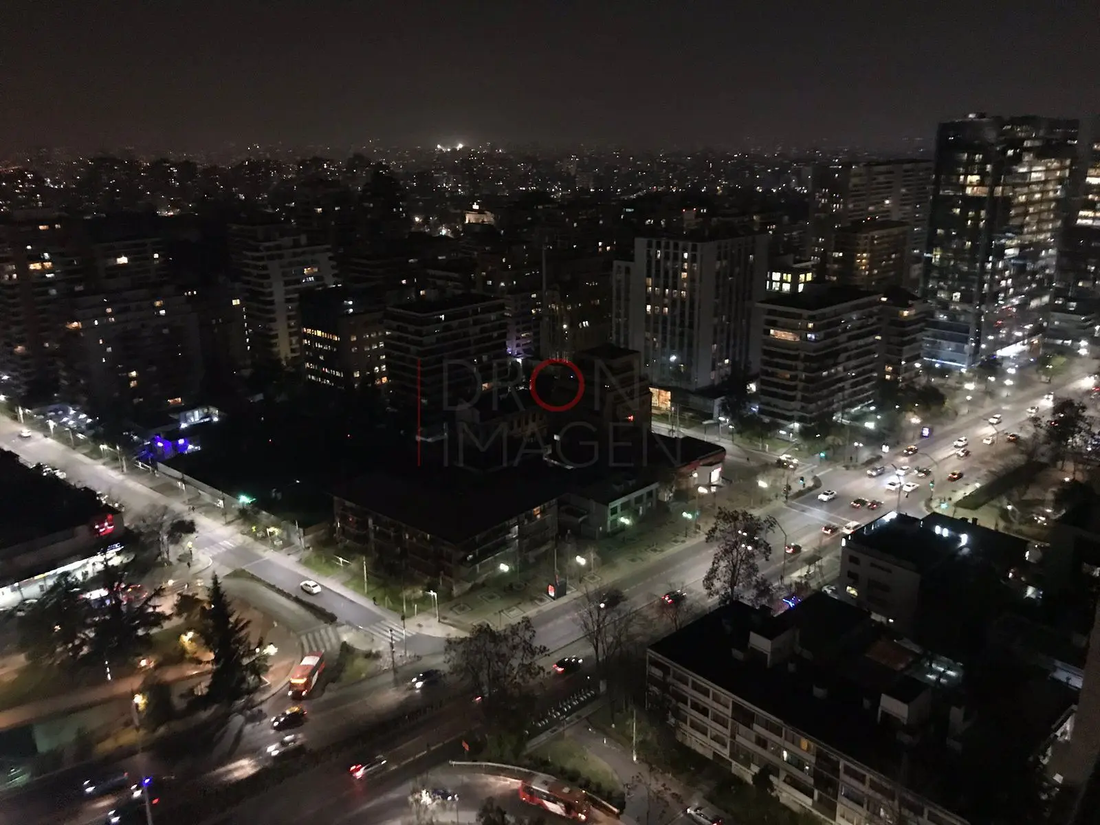 Calles y luces de la ciudad de noche, Las Condes · vista aérea oblicua