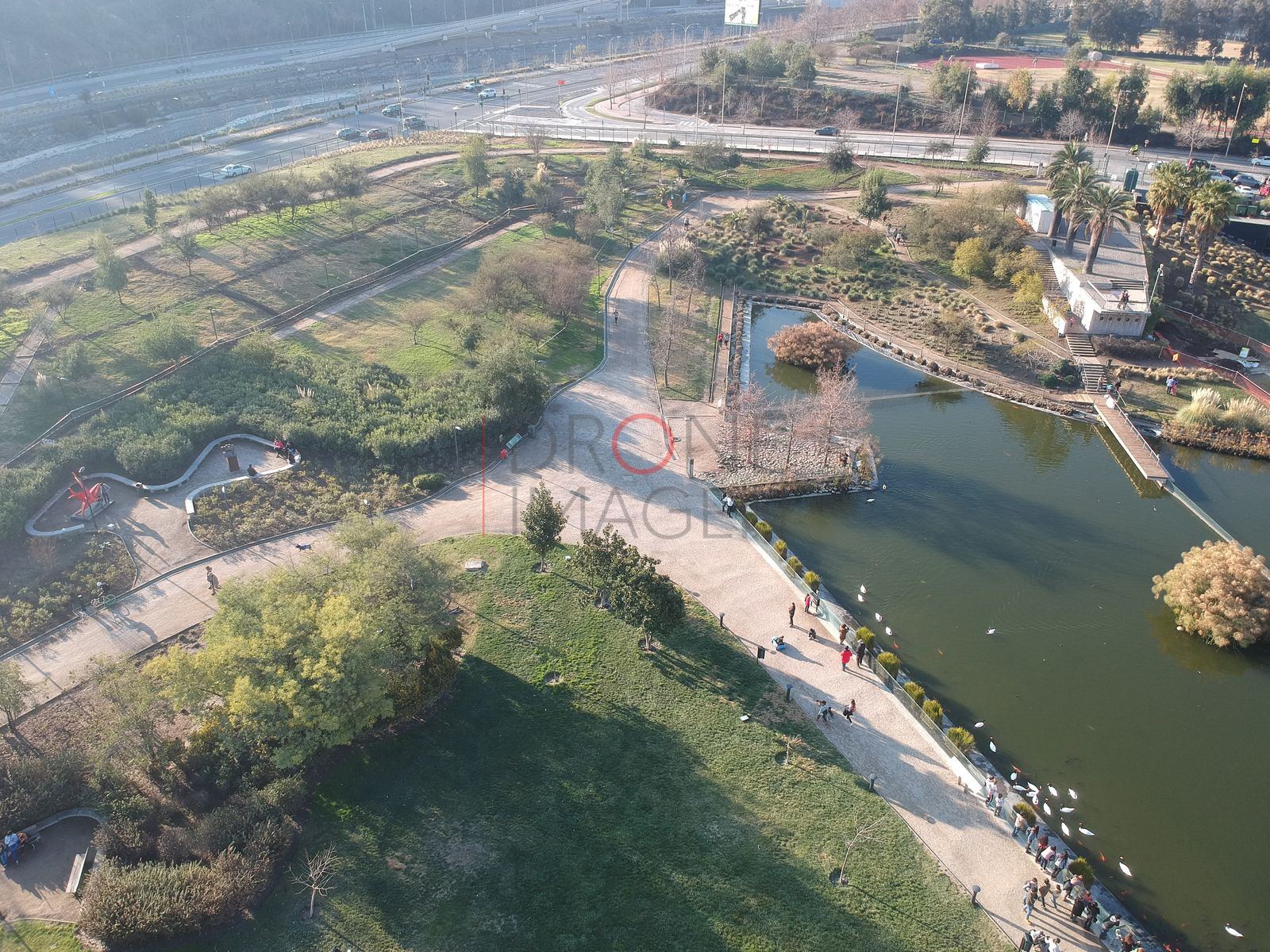 Laguna y senderos del parque, Vitacura