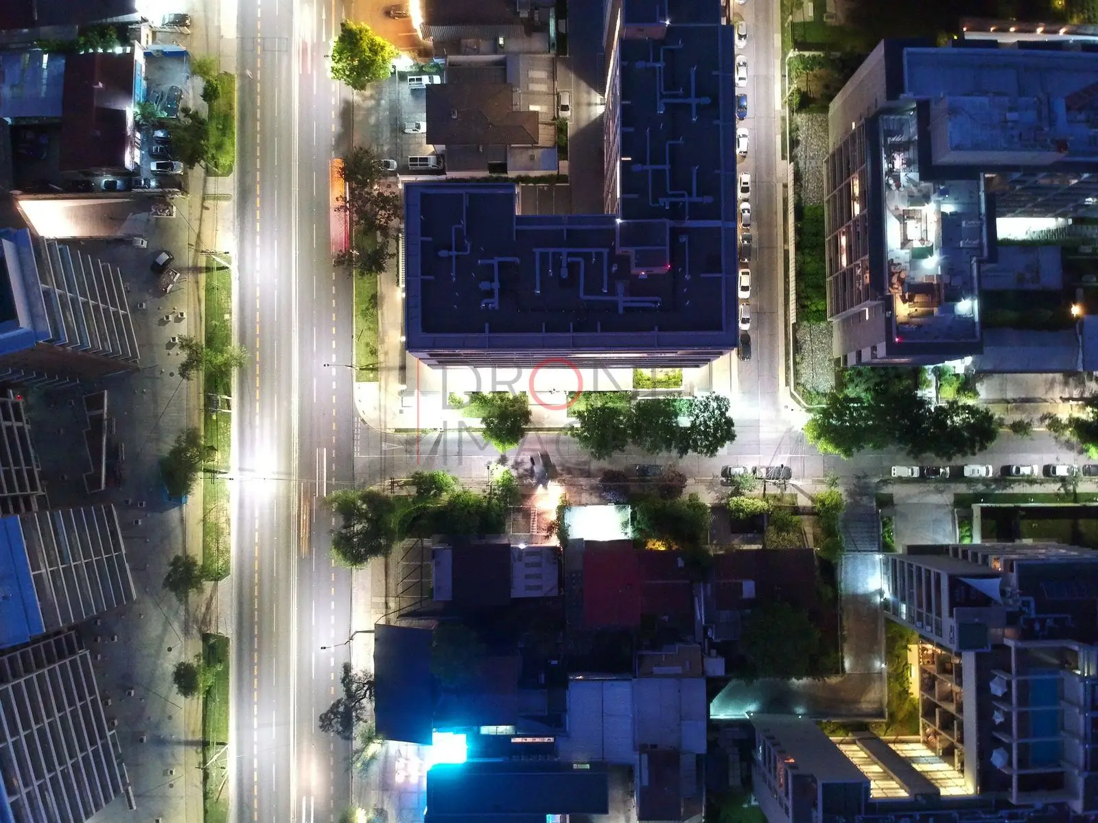 Avenida y techos iluminados desde arriba, Las Condes · vista cenital
