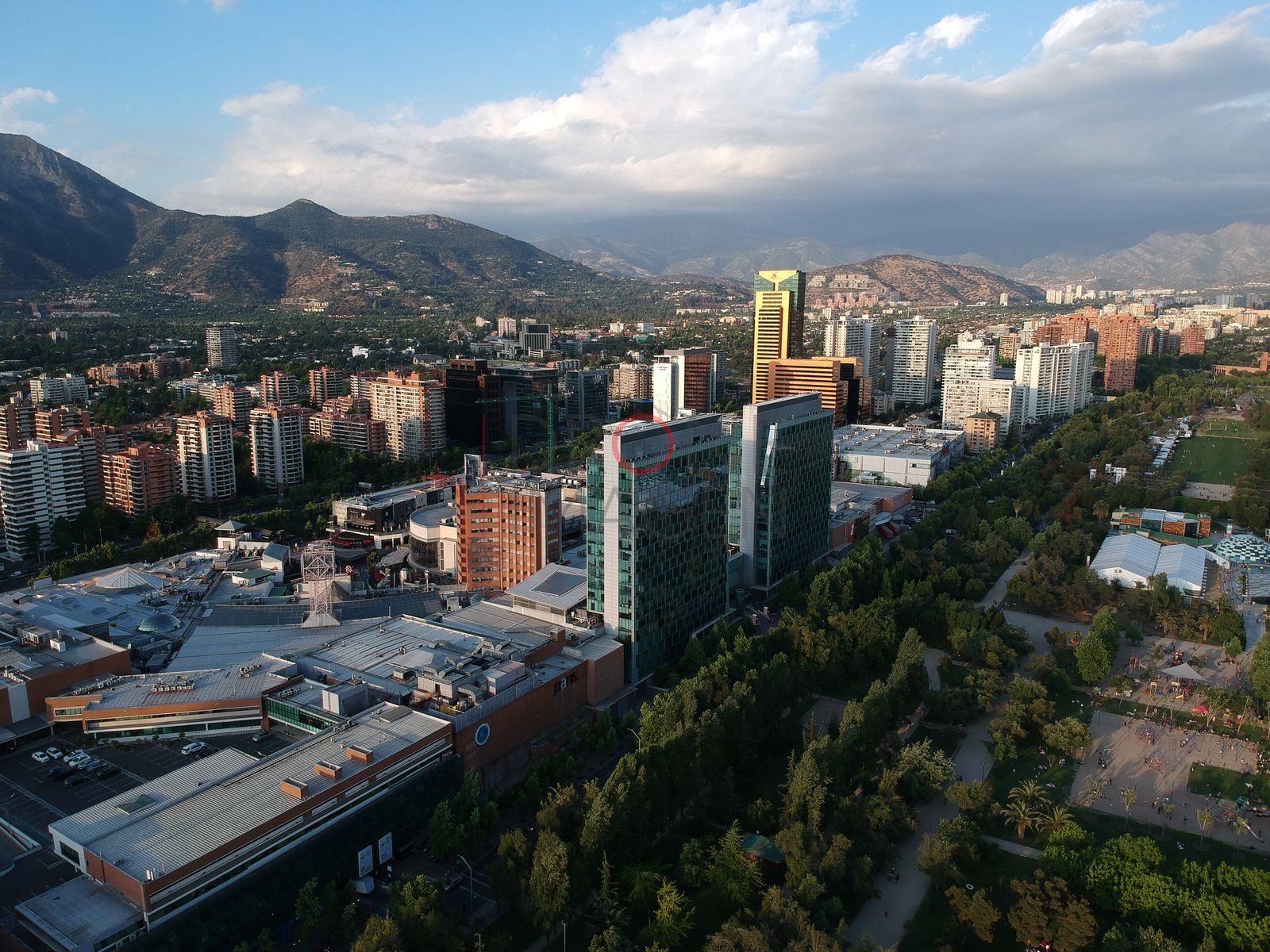 Centro comercial y torres junto al parque, Las Condes
