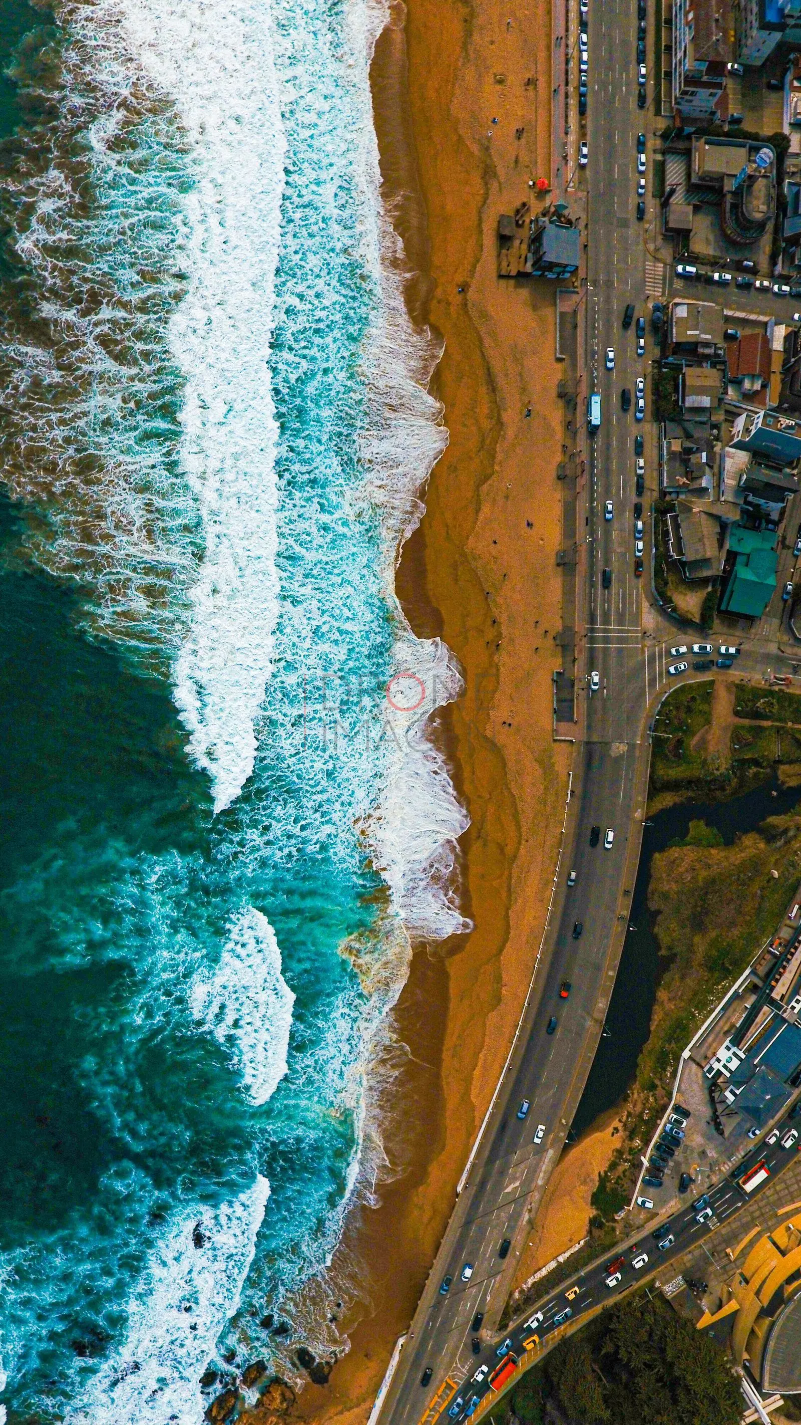 Playa, oleaje turquesa y ruta costera