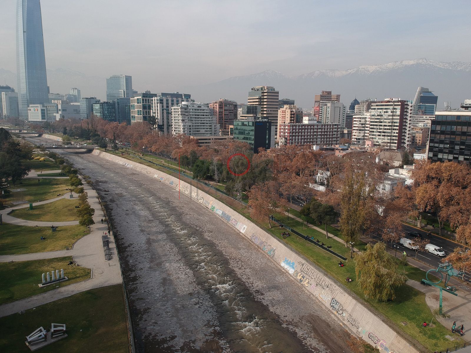 Río Mapocho y torres en otoño, Providencia