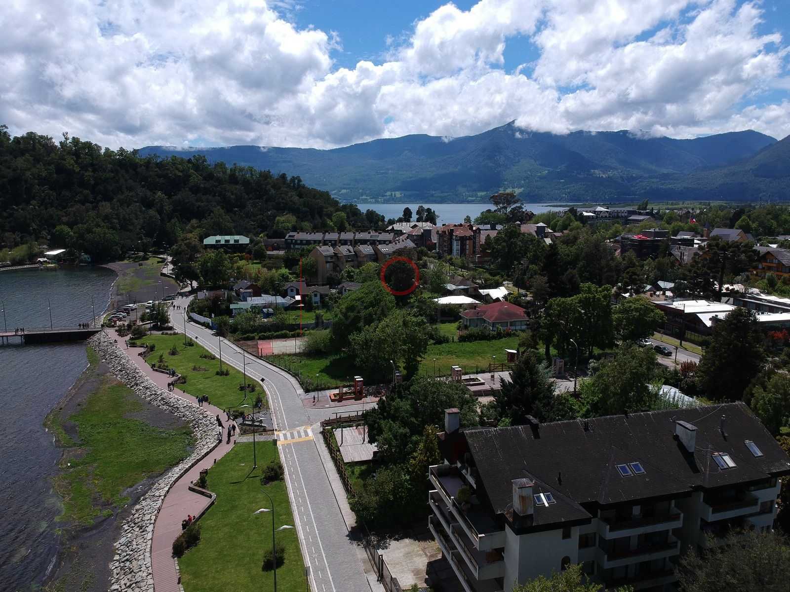 Costanera y camino junto al lago, Centro de Pucón