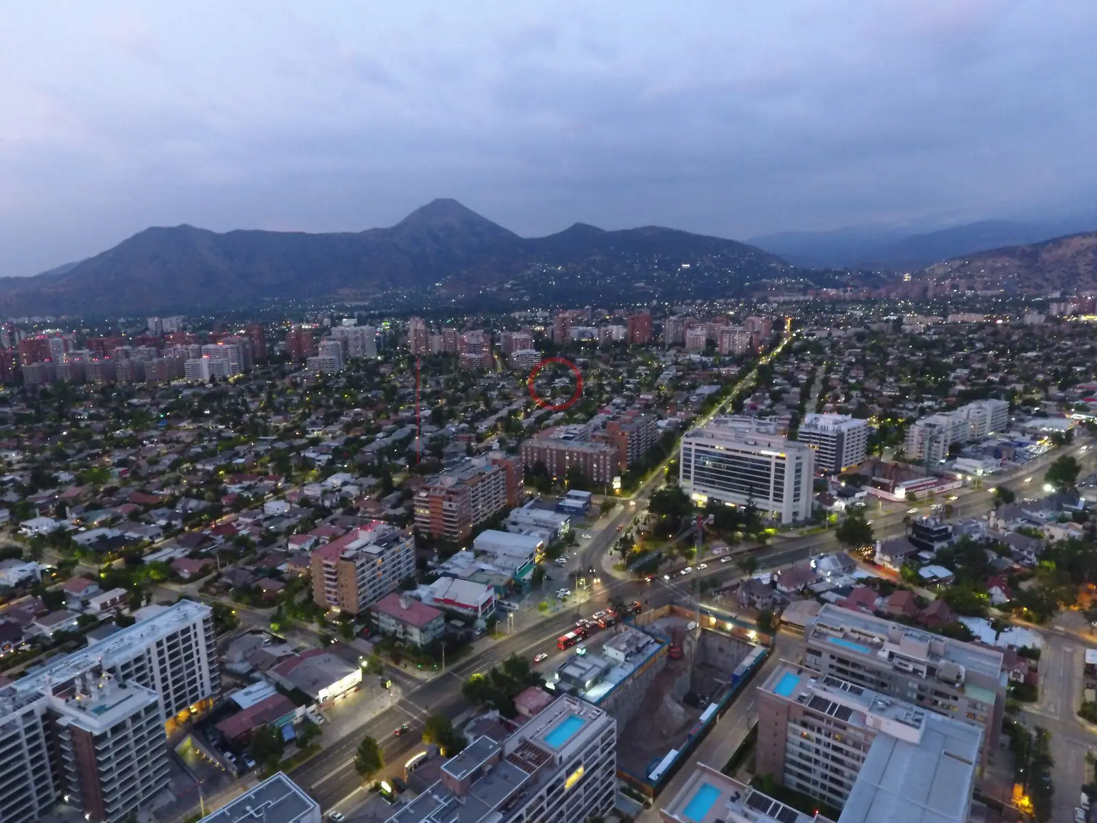 Barrios y cordillera al anochecer, Las Condes · vista aérea oblicua