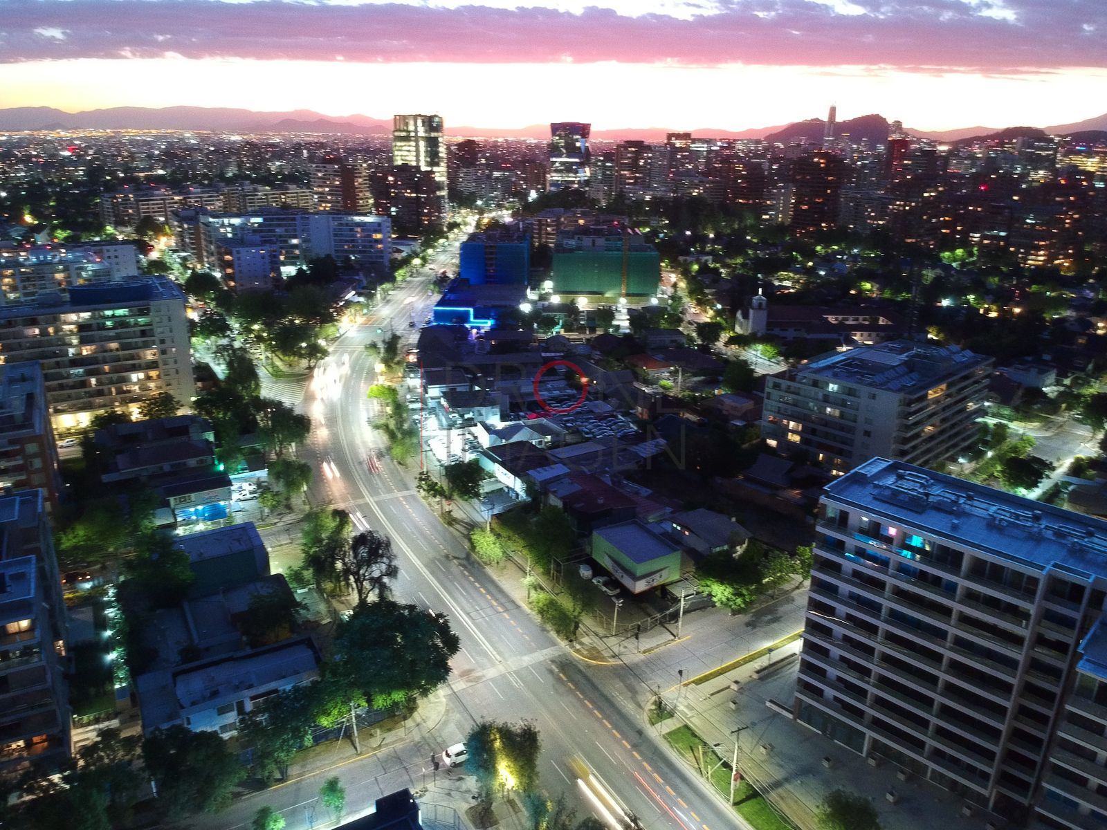 Calle iluminada al anochecer, Las Condes