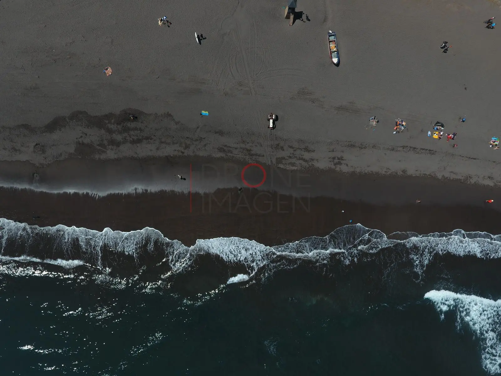 Olas y arena oscura en la orilla, Matanzas — Navidad, Chile
