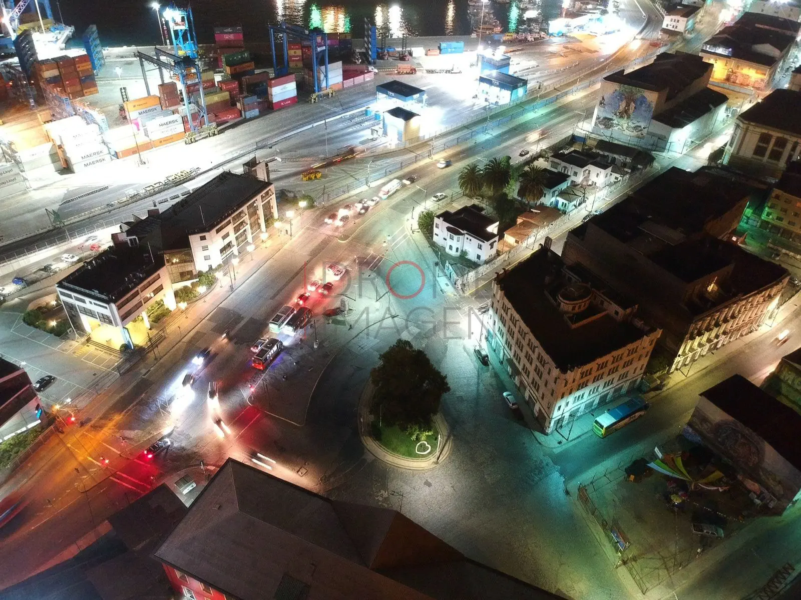 Calle con luces de autos de noche, Playa Ancha · Valparaíso, Región de Valparaíso · vista aérea oblicua