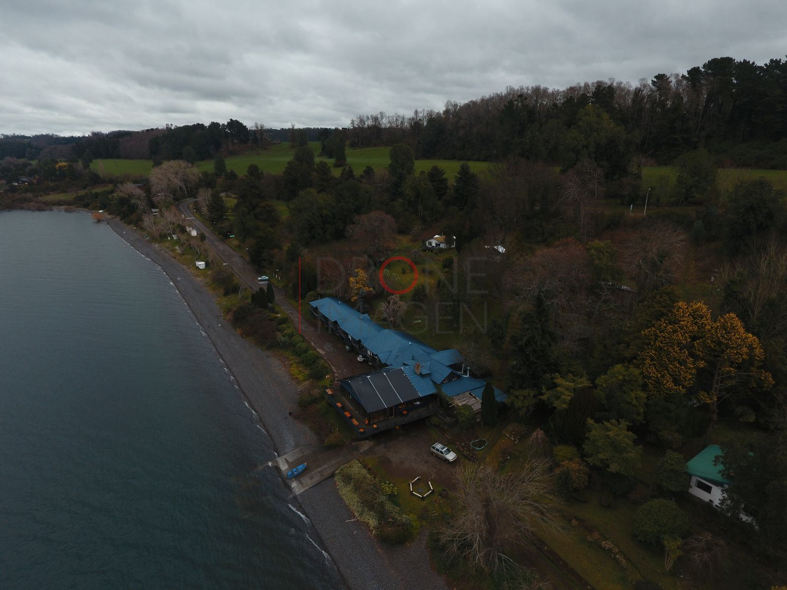 Casa con techo turquesa junto al lago Ranco (2)