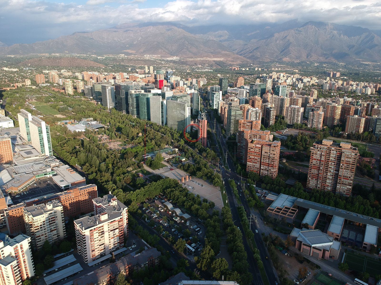 Edificios altos y parque, Las Condes