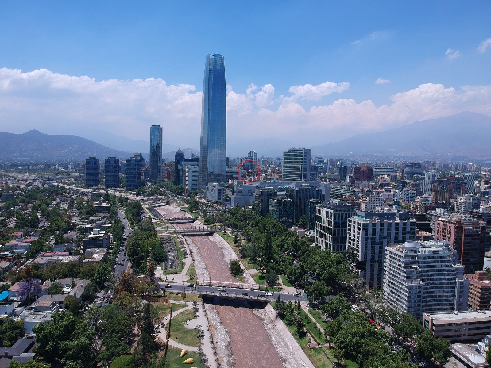 Skyline y puente sobre el río, Providencia