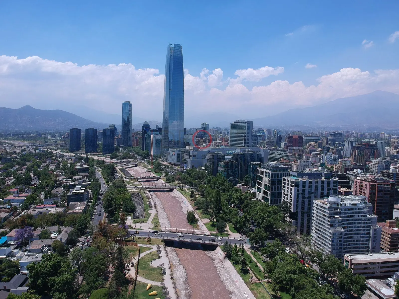 Skyline y puente sobre el río, Providencia · vista aérea oblicua