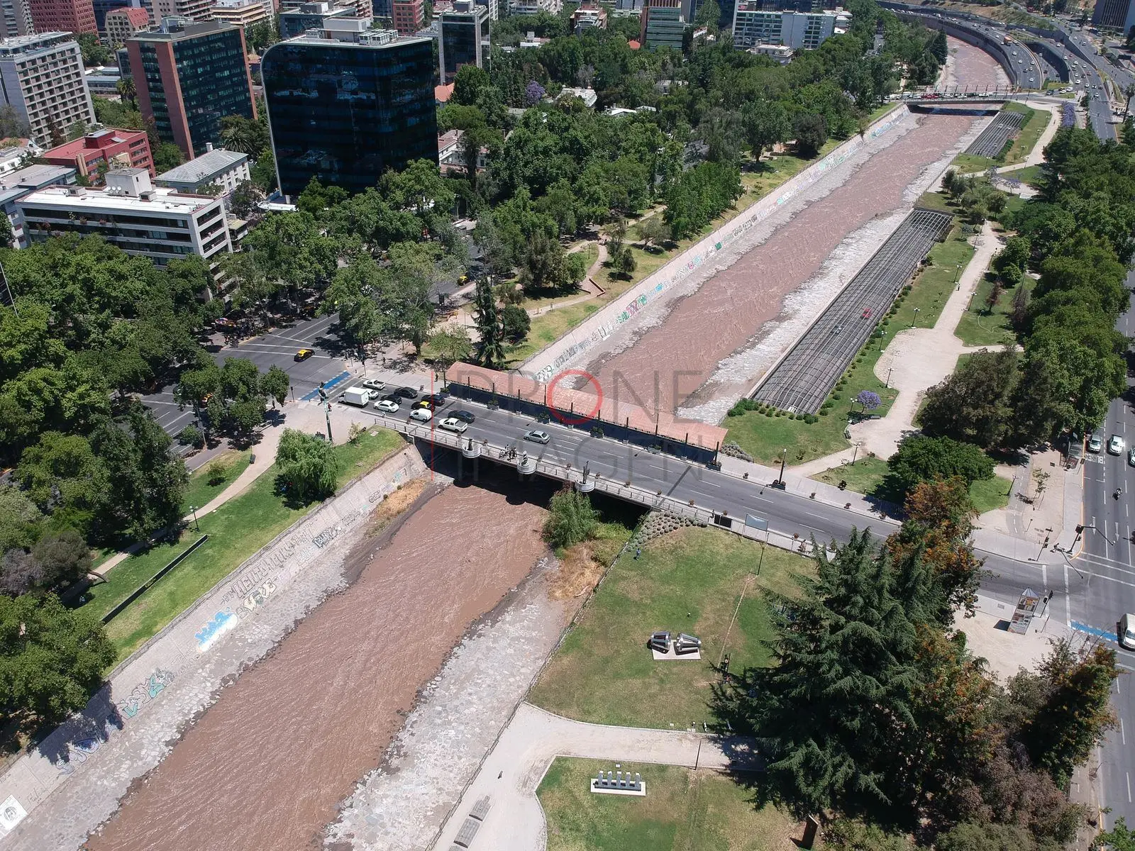 Puente y río Mapocho entre árboles, Providencia · vista aérea oblicua