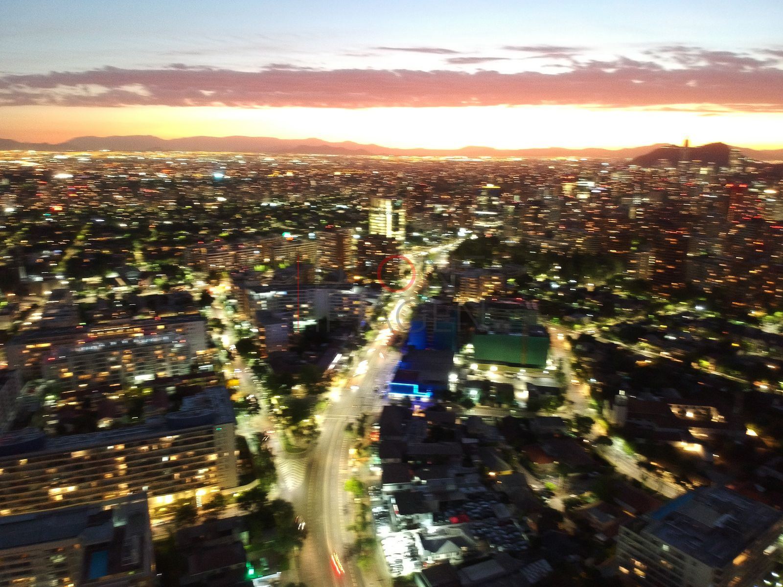 Calles iluminadas y cielo naranja, Las Condes