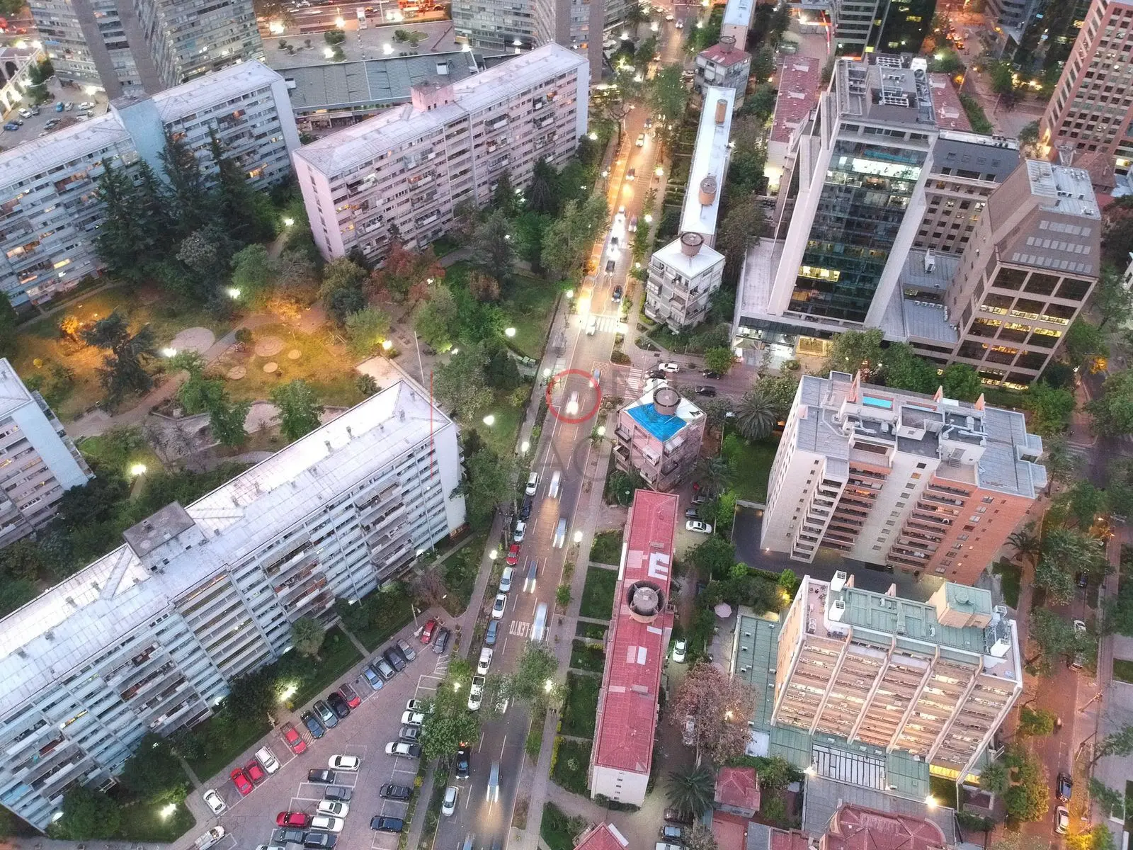 Edificios y calles al anochecer, Providencia · vista cenital