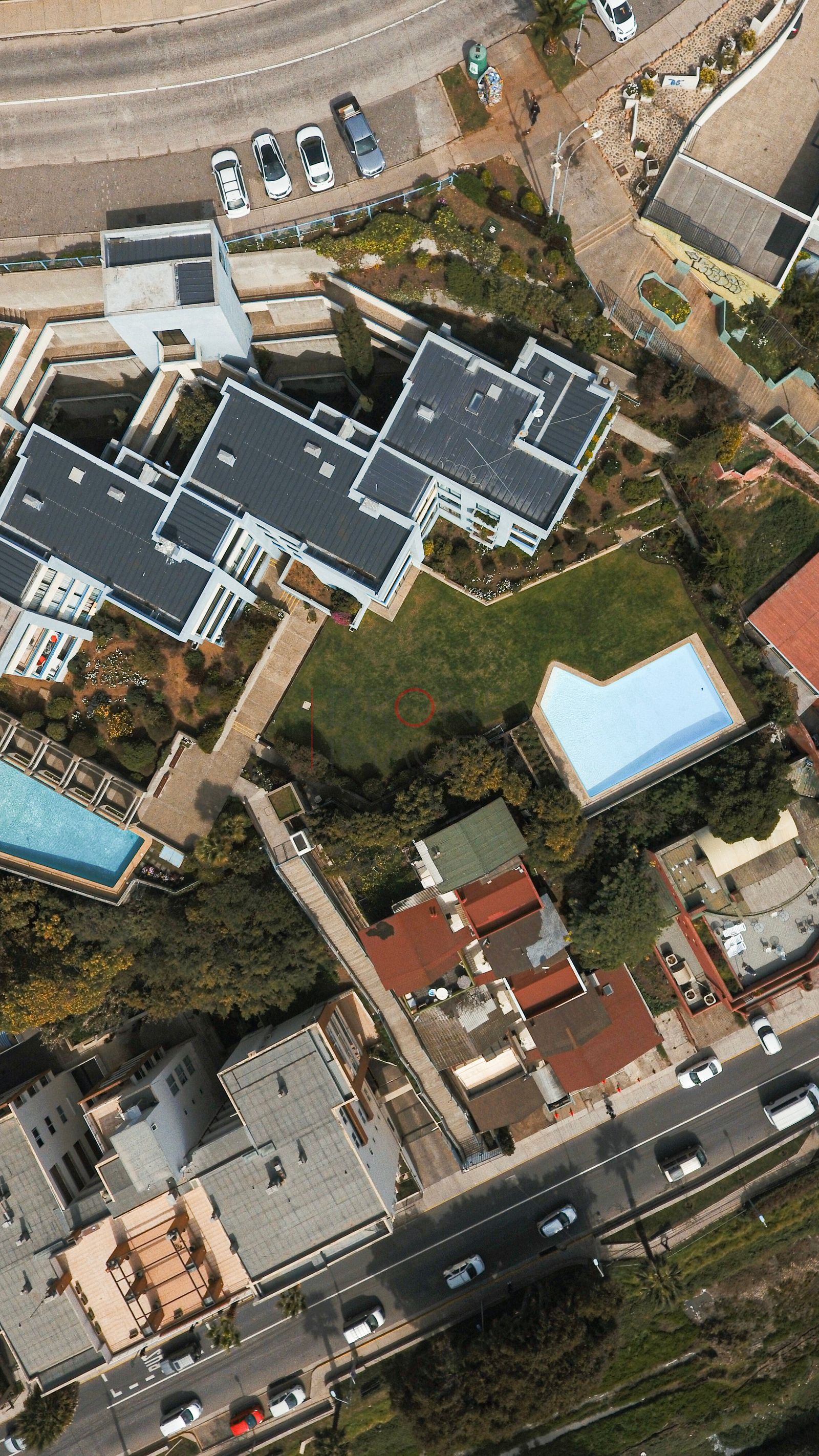 Casa con piscina en ladera, vista cenital